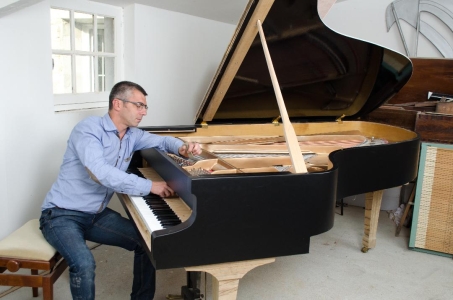 Rémy Babiaud, facteur d’un piano de concert entièrement réalisé à la main